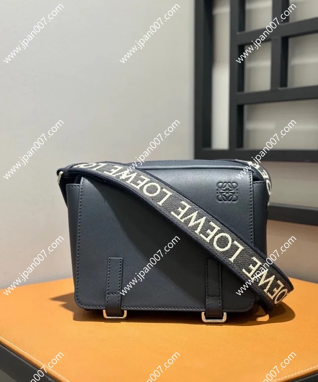 ロエベ ミリタリー メッセンジャーバッグ XS（サプル スムースカーフ