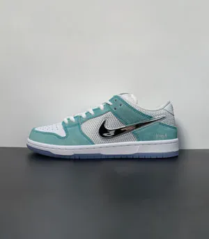 ナイキ スーパーコピー ナイキ x エイプリルスケートボードSBダンクロープロQSレーサーブルーメタリックシルバー FD2562-400 （Nike x April Skateboards SB Dunk Low Pro QS Racer Blue Metallic Silver）
