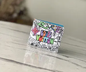 ルイ?ヴィトン スーパーコピー ポルトフォイユ?ミュルティプル-モノグラム?コミック キャンバス製のカートゥーン風の財布（M82023）