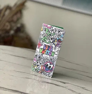 ルイ?ヴィトン スーパーコピー ポルトフォイユ?ブラザ NM – クラシカルなモノグラム?パターンをカートゥーン風にアレンジしたキャンバス素材の財布（M82011）