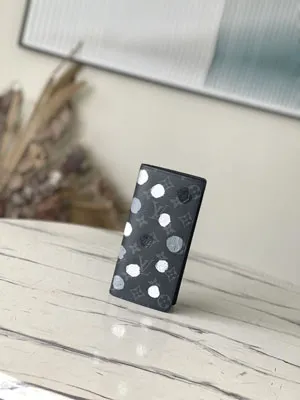 ルイ?ヴィトン × 草間彌生 スーパーコピー「LV × YK ポルトフォイユ?ブラザ」- タイムレスなアートとクラフツマンシップが薫る逸品（M81932）