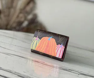 ルイ?ヴィトン スーパーコピー 草間彌生コラボ「LV x YK ポルトフォイユ?ヴィクトリーヌ」の鮮やかなカボチャモチーフの財布 （M82111）