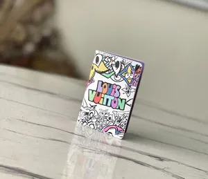 ルイ?ヴィトン スーパーコピー オーガナイザー?ドゥ ポッシュ｜カラフルなカートゥーンキャラクターが魅力の小ぶりな財布（M82024）