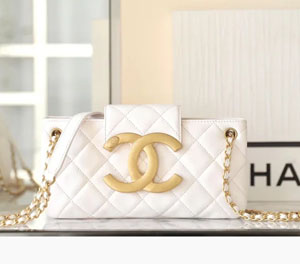 シャネル スーパーコピー Chanel ホワイト大きなロゴマーク ショルダーバッグ （AS4611 B15521 10601）