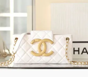 シャネル スーパーコピー Chanel ホワイト大きなロゴマーク ショルダーバッグ （AS4611 B15521 10601）