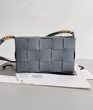BOTTEGA VENETA ボッテガヴェネタ スーパーコピー イントレチャート CASSETTE クロスボディバッグ グレー（666870VCP111233）