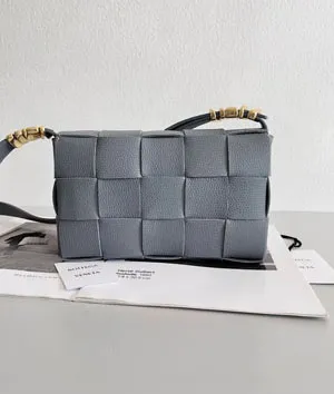 BOTTEGA VENETA ボッテガヴェネタ スーパーコピー イントレチャート CASSETTE クロスボディバッグ グレー（666870VCP111233）
