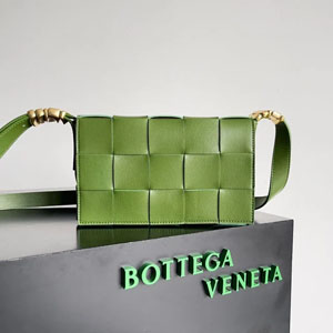 BOTTEGA VENETA ボッテガヴェネタ スーパーコピー イントレチャート CASSETTE クロスボディバッグ ダークグリーン（666870VCP113141）