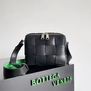 BOTTEGA VENETA ボッテガヴェネタ スーパーコピー カセット カメラバッグ ブラック/パラキート（730027V29E01091）