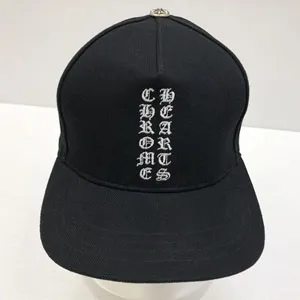 Chrome Hearts クロムハーツ スーパーコピー ヴァーティカルロゴ トラッカー 縦ロゴ ベースボールキャップChrome Hearts クロムハーツ スーパーコピー ヴァーティカルロゴ トラッカー 縦ロゴ ベースボールキャップ