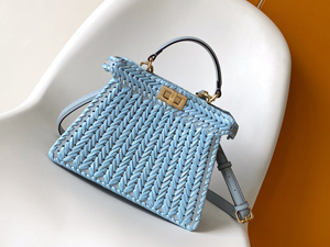 【FENDI】フェンディ スーパーコピー ピーカブー ISeeU スモール ライトブルーレザー＆インターレースファイバー バッグ 8BN327ARBCF1NPU