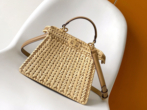 【FENDI】フェンディ スーパーコピー ピー ピーカブー ISeeU スモール サンドレザー＆インターレースファイバー バッグ 8BN327ARBCF1I2A
