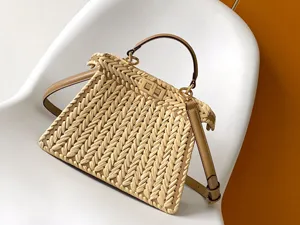 【FENDI】フェンディ スーパーコピー ピー ピーカブー ISeeU スモール サンドレザー＆インターレースファイバー バッグ 8BN327ARBCF1I2A
