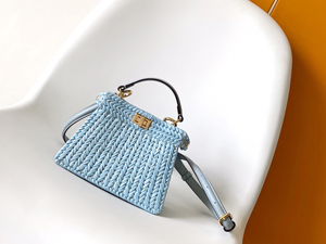 【FENDI】フェンディ スーパーコピー ピーカブー ISeeU プチ ライトブルーレザー＆インターレースファイバー バッグ 8BN335ARBCF1NPU