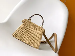 【FENDI】フェンディ スーパーコピー ピーカブー ISeeU プチ サンドレザー＆インターレースファイバー バッグ 8BN335ARBCF1I2A