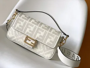 【FENDI】フェンディ スーパーコピー バゲット ホワイトFFキャンバス バッグ 8BR600AMCDF1CFK