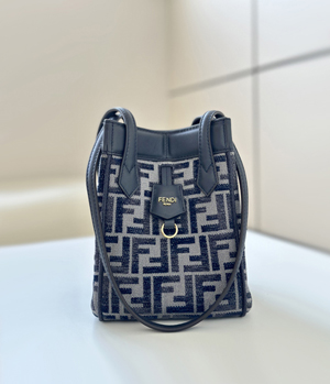 【FENDI】フェンディ スーパーコピー Fendi Origami ミニ ダークブルーFFシェニール 変形ミニバッグ 8BS083ASU0F1PQK