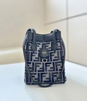 【FENDI】フェンディ スーパーコピー Fendi Origami ミニ ダークブルーFFシェニール 変形ミニバッグ 8BS083ASU0F1PQK