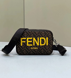 【FENDI】フェンディ スーパーコピー ブラウンFFファブリック バッグ カメラケース 7M0286AJJ4F1HR8