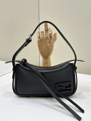【FENDI】フェンディ スーパーコピー シンプリー フェンディ スモール ブラックレザー ミニバッグ 8BS097AS7AF1QD0