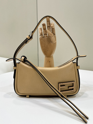 【FENDI】フェンディ スーパーコピー シンプリー フェンディ スモール ベージュレザー ミニバッグ  8BS097AS7AF1QD3