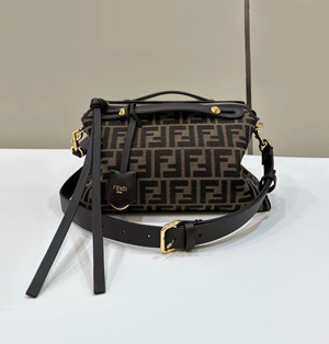 【FENDI】フェンディ スーパーコピー バイ ザ ウェイ ソフト ミディアム ブラウンFFジャカードファブリック バッグ 8BL155AFPMF1GL7