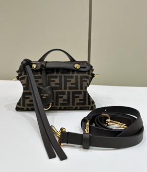 【FENDI】フェンディ スーパーコピー バイ ザ ウェイ ソフト ミニ ブラウンFFジャカードファブリック ミニバッグ 8BS098AFPMF1GL7