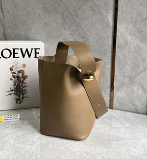 【LOEWE】 ロエベ スーパーコピー ペブル バケットバッグ ミディアム（メローカーフ）オーク AANBBBWX01