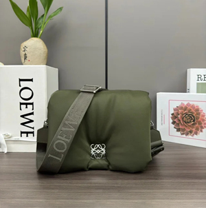 【LOEWE】 ロエベ スーパーコピー パファー ゴヤバッグ ミディアム（ナイロン）グリーン A896P41