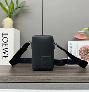 【LOEWE】 ロエベ スーパーコピー バーティカル クロスボディポケット（サテンカーフ）ブラック C565S59X01