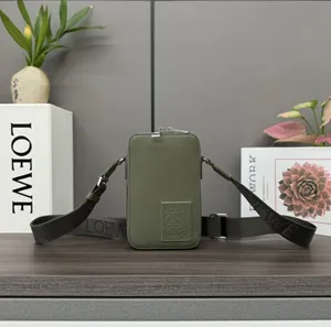 【LOEWE】 ロエベ スーパーコピー バーティカル クロスボディポケット（サテンカーフ）カーキグリーン  C565S59X01【LOEWE】 ロエベ スーパーコピー バーティカル クロスボディポケット（サテンカーフ）カーキグリーン  C565S59X01