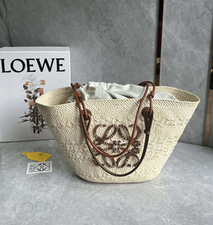 【LOEWE】 ロエベ スーパーコピー アナグラム バスケットバッグ ミディアム（イラカヤシ&カーフ）ナチュラル/タン A223T43X02