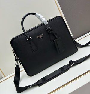 【PRADA】プラダ スーパーコピー サフィアーノレザー ブリーフケース ブラック（2VE022_9Z2_F0002_V_OOO）