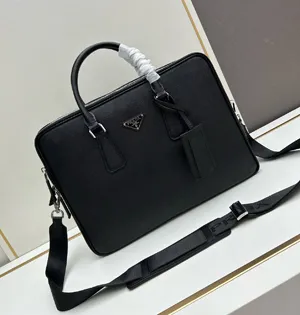 【PRADA】プラダ スーパーコピー サフィアーノレザー ブリーフケース ブラック（2VE022_9Z2_F0002_V_OOO）
