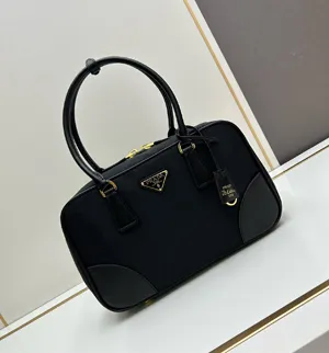 【PRADA】プラダ スーパーコピー Re-Edition 1978 ミディアム Re-Nylon xサフィアーノレザー ダブルハンドルバッグ ブラック（1BB115_R064_F0002_V_OOO）