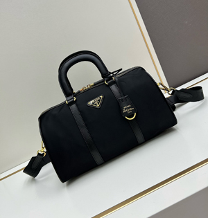 【PRADA】プラダ スーパーコピー Re-Edition 1978 Re-Nylon xサフィアーノレザー ミディアム トップハンドルバッグ ブラック（1BB233_R064_F0002_V_ZOM）