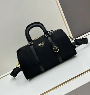 【PRADA】プラダ スーパーコピー Re-Edition 1978 Re-Nylon xサフィアーノレザー ミディアム トップハンドルバッグ ブラック（1BB233_R064_F0002_V_ZOM）