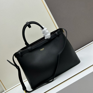 【PRADA】プラダ スーパーコピー プラダ バックル ダブルベルト付 ミディアム ソフトグレインレザー ハンドバッグ ブラック（1BA417_2CYS_F0002_V_OOO）