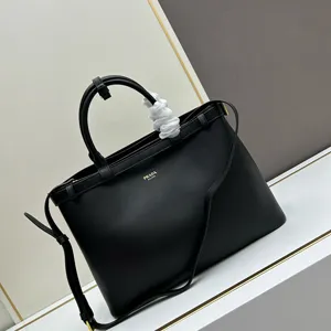 【PRADA】プラダ スーパーコピー プラダ バックル ダブルベルト付 ミディアム ソフトグレインレザー ハンドバッグ ブラック（1BA417_2CYS_F0002_V_OOO）