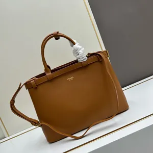 【PRADA】プラダ スーパーコピー バックル ダブルベルト付 ミディアム ソフトグレインレザー ハンドバッグ キャメル（1BA417_2CYS_F03BH_V_OOO）