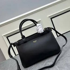 【PRADA】プラダ スーパーコピー バックル ダブルベルト付 スモール ソフトグレインレザー ハンドバッグ ブラック（1BA418_2CYS_F0002_V_OOO）