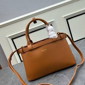 【PRADA】プラダ スーパーコピー バックル ダブルベルト付 スモール ソフトグレインレザー ハンドバッグ キャメル（1BA418_2CYS_F03BH_V_OOO）