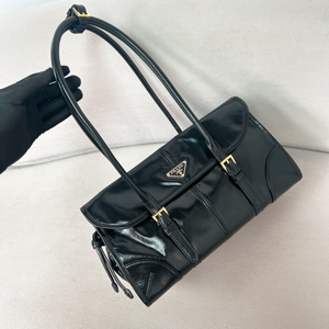 【PRADA】プラダ スーパーコピー ミディアムレザーショルダーバッグ ブラック（1BD376_2CYR_F0002_V_OOO）