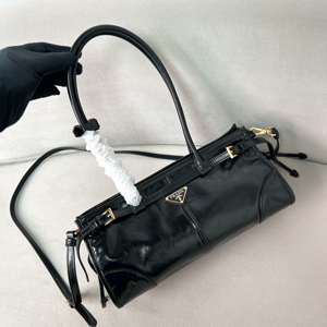 【PRADA】プラダ スーパーコピー ミディアム レザー ハンドバッグ ブラック（1BA426_2CYR_F0002_V_MOO）