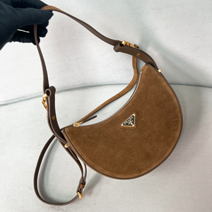 【PRADA】プラダ スーパーコピー プラダ アーケ スエード ショルダーバッグ ダークブラウン（1BC194_2C4S_F0324_V_OOO）