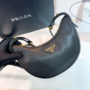 【PRADA】プラダ スーパーコピー プラダ アーケ スモール レザー ショルダーバッグ ブラック（1BC194_ASK_F0002_V_OOO）