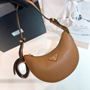【PRADA】プラダ スーパーコピー プラダ アーケ スモール レザー ショルダーバッグ ブラウン（1BC194_ASK_F0XUG_V_OOO）