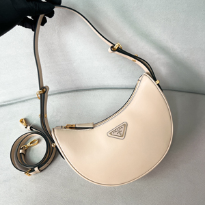 【PRADA】プラダ スーパーコピー プラダ アーケ スモール レザー ショルダーバッグ トラバーチン（1BC194_ASK_F03MV_V_OOO）