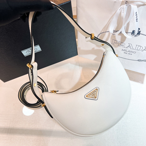 【PRADA】プラダ スーパーコピー プラダ アーケ スモール レザー ショルダーバッグ ホワイト（1BC194_ASK_F0PG7_V_OOO）【PRADA】プラダ スーパーコピー プラダ アーケ スモール レザー ショルダーバッグ ホワイト（1BC194_ASK_F0PG7_V_OOO）