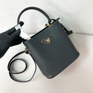 【PRADA】プラダ スーパーコピー プラダ パニエ サフィアーノレザー スモールバッグ ブラック バケツバッグ（1BA217_2ERX_F0002_V_OOO）